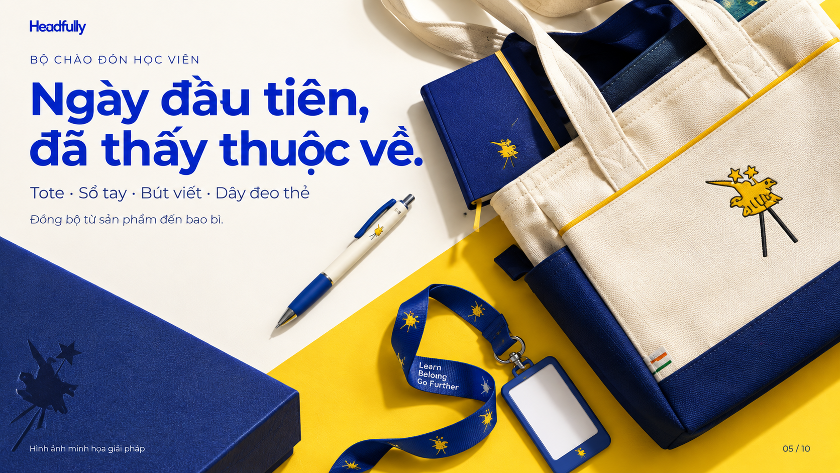 Minh họa bộ chào đón học viên với túi tote, sổ tay, bút viết và dây đeo thẻ đồng bộ nhận diện.